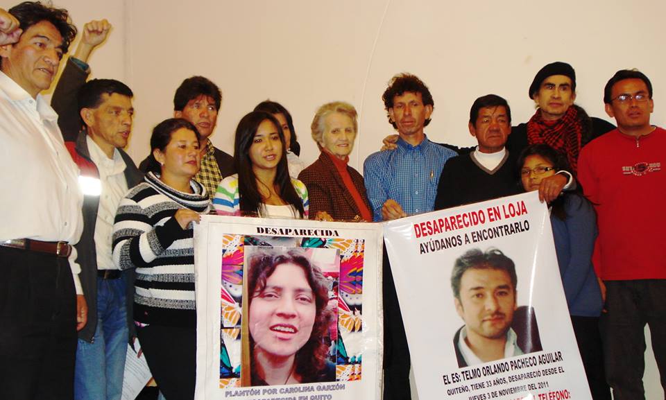 Walter Garzón junto a familiares de personas desaparecidas y Elsie Monge, de Cedhu. Foto: archivo Ceedhu.